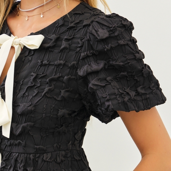 Bubble Babydoll Blouse with Textured Fabric and Contrast Bow - Picture 16 of 16